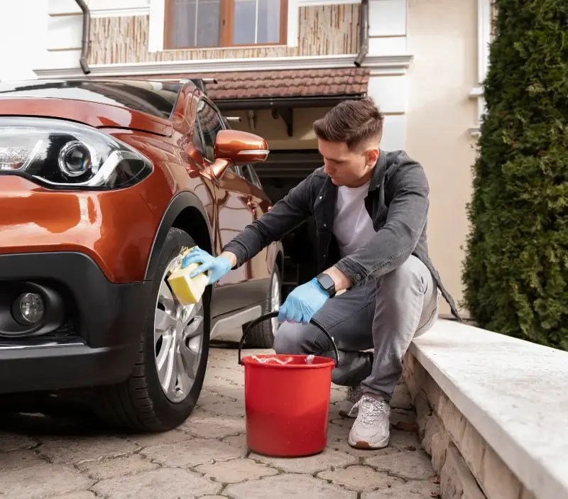 Lavage auto à domicile Montillières-sur-Orne : professionnel intervenant sur un véhicule